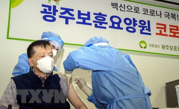 Nhân viên y tế tiêm vắcxin phòng COVID-19 cho người dân tại Gwangju. (Ảnh: THX/TTXVN).