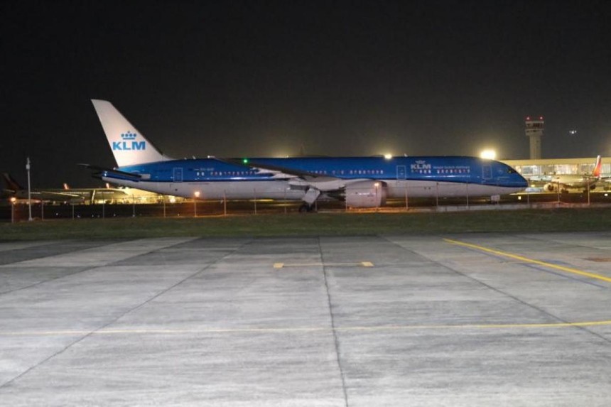 Máy bay thương mại của Hãng hàng không hoàng gia chở vaccine AstraZeneca hạ cánh Manila tối 4/3. Nguồn: Inquirer.