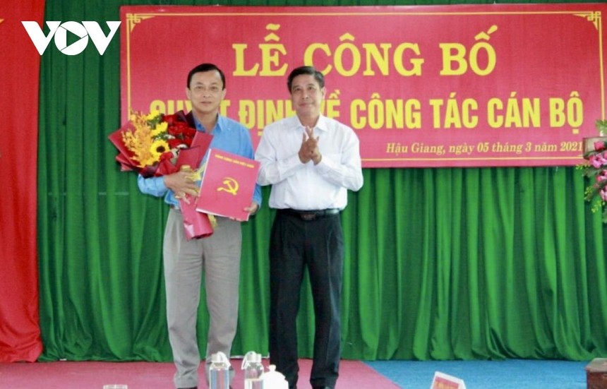 Ông Đồng Văn Thanh- Phó Bí thư Tỉnh ủy, Chủ tịch UBND tỉnh Hậu Giang trao Quyết định cho ông Lê Công Khanh.