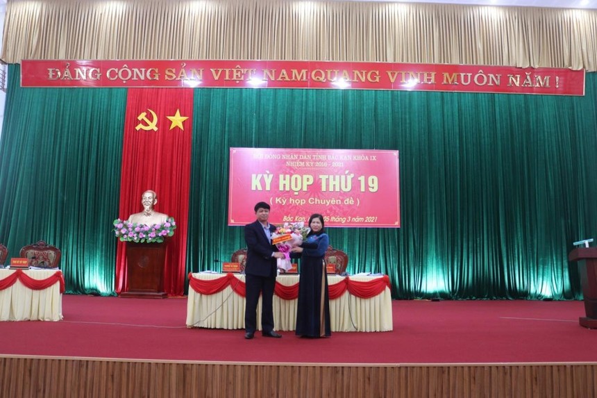 Bà Phương Thị Thanh, Phó Bí thư Thường trực Tỉnh ủy, Chủ tịch HĐND tỉnh Bắc Kạn tặng hoa chúc mừng ông Nông Quang Nhất.