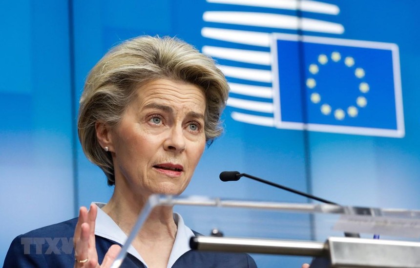 Chủ tịch Ủy ban châu Âu (EC) Ursula von der Leyen phát biểu tại cuộc họp báo ở Brussels, Bỉ ngày 26/2/2021. (Ảnh: THX/TTXVN).
