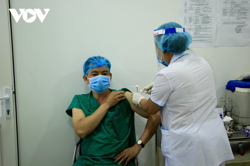 100 cán bộ y tế tuyến đầu chống dịch ở Gia Lai đã được tiêm vaccine phòng Covid-19.