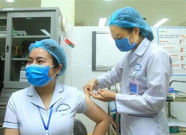 Điều dưỡng viên khu cách ly Bệnh viện Việt Tiệp cơ sở 2 Bùi Thị Thanh Nhung, sinh năm 1987, được tiêm mũi liều vaccine ngừa COVID-19 đầu tiên tại Hải Phòng. (Ảnh: An Đăng/TTXVN).