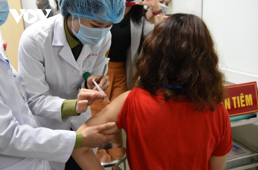 Các tình nguyện viên tiêm mũi vaccine đầu tiên trong giai đoạn 2 thử nghiệm vaccine COVID-19 Nano Covax tại Học viện Quân y.