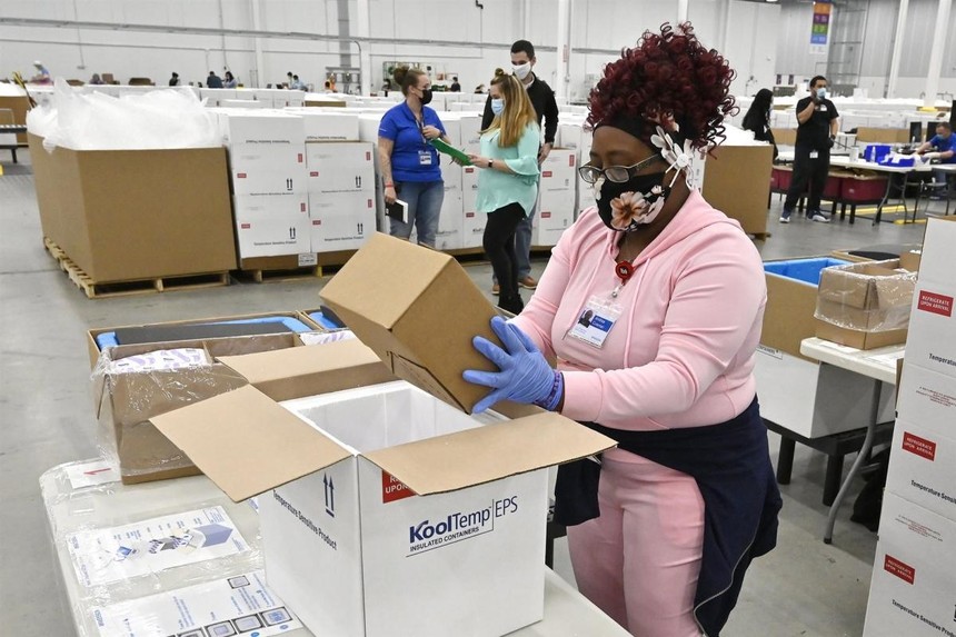 Một nhân viên đang đóng thùng vaccine ngừa Covid-19 của Johnson & Johnson vao các hộp bảo quản lạnh để chuẩn bị vận chuyển, ngày 1/3/2021. Ảnh: AP.