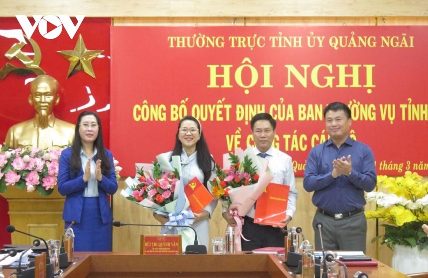Ông Phạm Xuân Duệ, Chánh Văn phòng UBND tỉnh và bà Trần Thị Minh Tuyền, Phó Chánh văn phòng Tỉnh ủy Quảng Ngãi nhận quyết định bổ nhiệm.