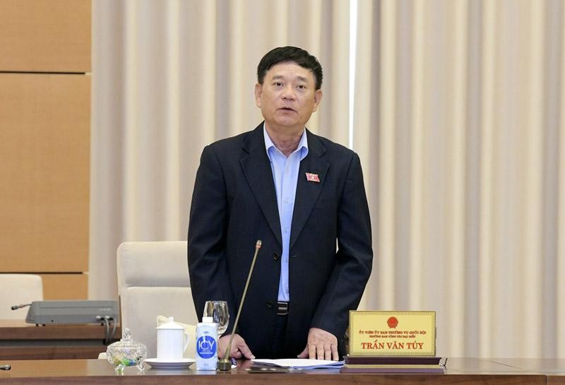 Trưởng ban Công tác đại biểu Trần Văn Tuý phát biểu tại phiên họp.