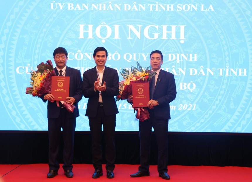 Ông Hoàng Quốc Khánh, Chủ tịch UBND tỉnh Sơn La trao quyết định bổ nhiệm cho ông Hà Như Huệ (phải) và ông Trần Đắc Thắng.