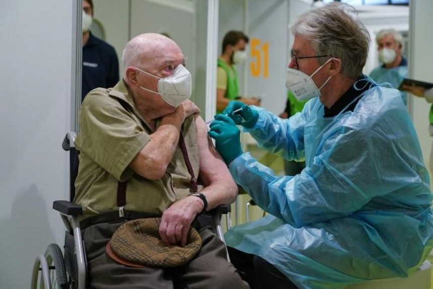 Tiêm vaccine ngừa Covid-19 cho người già tại Pháp. Ảnh: Le Monde.