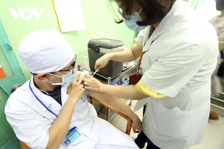 Đã có 100 nhân viên y tế ở tỉnh Khánh Hòa được tiêm vaccine phòng Covid-19.