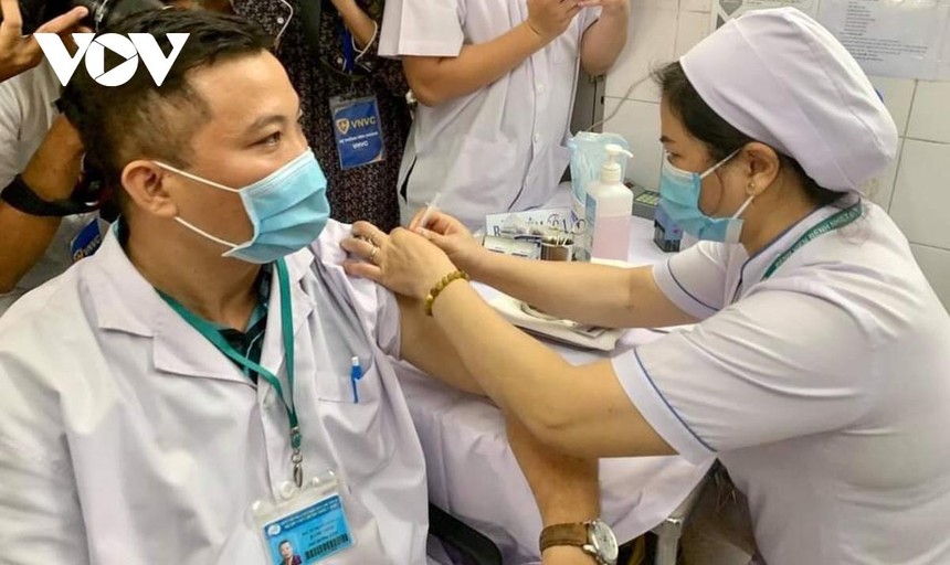Tiêm vắc xin cho nhân viên y tế Bệnh viện Bệnh Nhiệt đới TP.HCM.