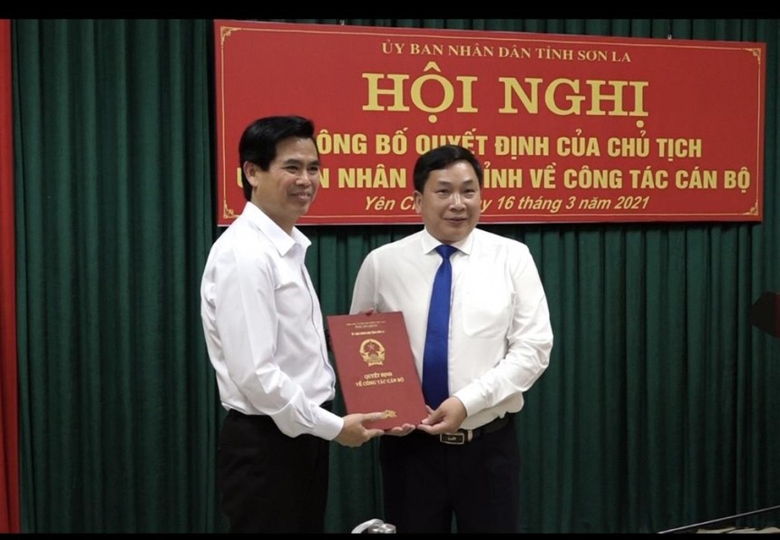 Chủ tịch UBND tỉnh Sơn La Hoàng Quốc Khánh (trái) trao Quyết định cho ông Lù Văn Cường.