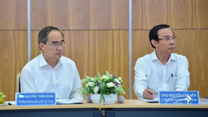 Bí thư Thành uỷ TPHCM Nguyễn Văn Nên (phải) và Trưởng đoàn ĐBQH TPHCM Nguyễn Thiện Nhân (trái).