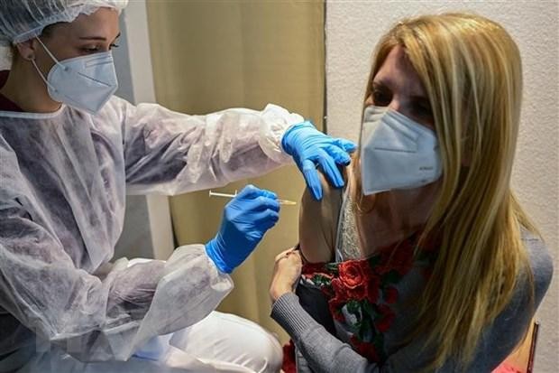 Tiêm vaccine phòng COVID-19 của AstraZeneca cho người dân tại Milan, Italy ngày 9/3/2021. (Ảnh: AFP/TTXVN).