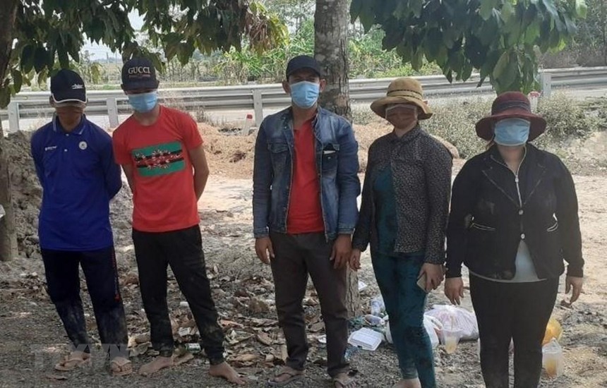 Đồn Biên phòng Sông Trăng bắt giữ 5 đối tượng nhập cảnh trái phép. (Ảnh: Thanh Bình/TTXVN).