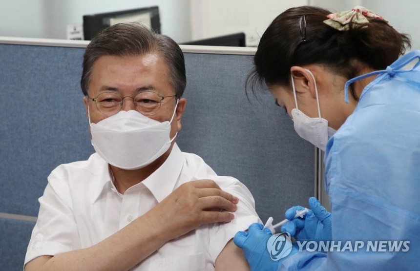 Tổng thống Hàn Quốc tiêm vaccine AstraZeneca. Ảnh: Yonhap News.