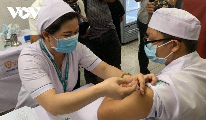Nhân viên y tế được tiêm vắc xin ngừa Covid-19 tại Bệnh viện Bệnh Nhiệt đới TP.HCM.