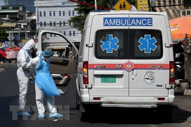 Nhân viên y tế và xe cứu thương được huy động để chuyển bệnh nhân COVID-19 tại Phnom Penh, Campuchia ngày 19/3/2021. (Ảnh: AFP/TTXVN).