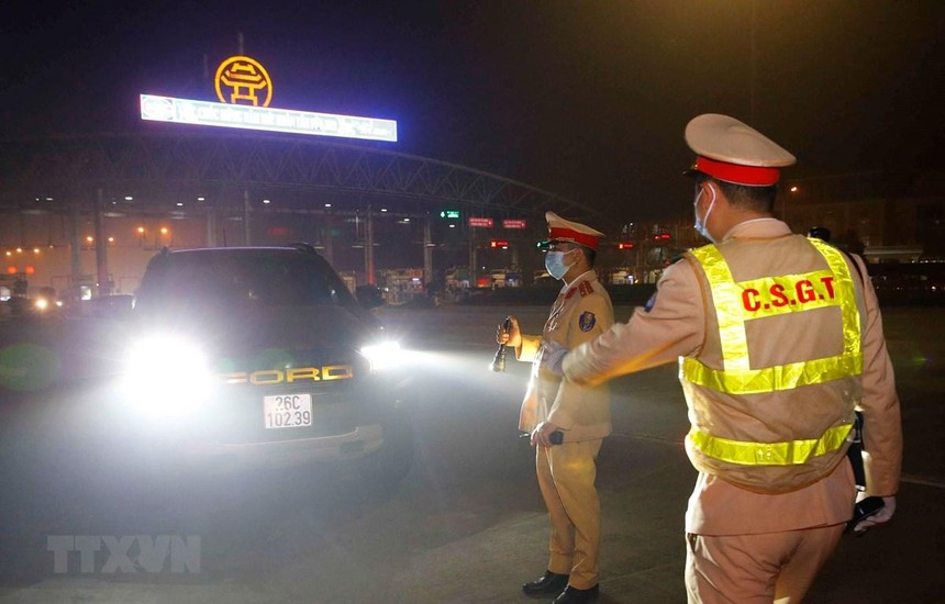 Cảnh sát giao thông tiến hành kiểm tra nồng độ cồn đối với tài xế tại cao tốc Pháp Vân-Cầu Giẽ. (Ảnh: Doãn Tấn/TTXVN).