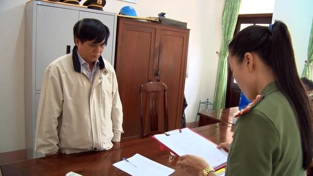 Cơ quan An ninh điều tra - Công an tỉnh Phú Yên đọc quyết định khởi tố bị can đối với ông Phạm Văn Dũng - Phó Giám đốc Sở Nội vụ tỉnh này.