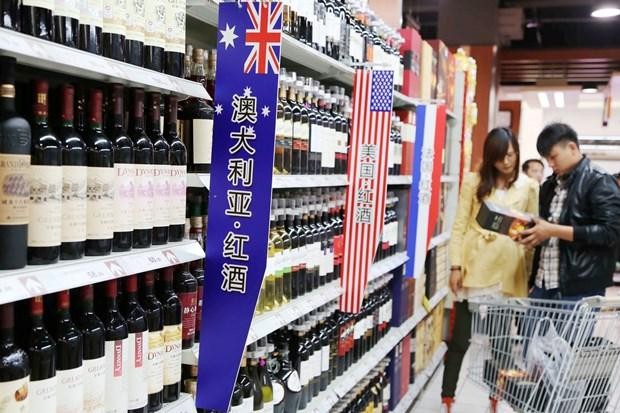 Sản phẩm rượu vang được bày bán tại một siêu thị ở Trung Quốc. (Ảnh: AP).