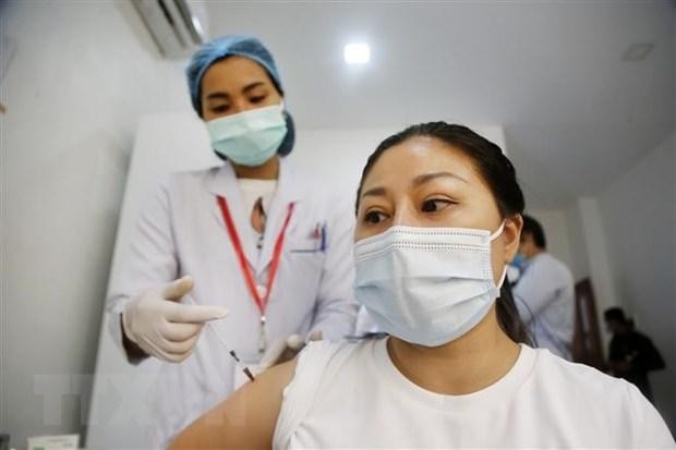 Nhân viên y tế tiêm vaccine cho người dân tại Phnom Penh, Campuchia ngày 2/3/2021. (Nguồn: THX/TTXVN).