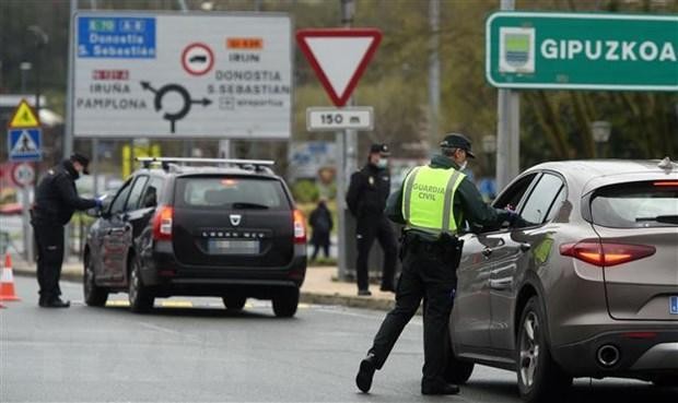 Cảnh sát kiểm tra các phương tiện tại cửa khẩu biên giới Pháp-Tây Ban Nha. (Nguồn: AFP/TTXVN).
