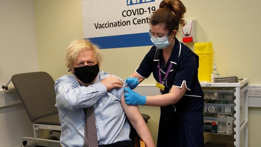 Thủ tướng Anh - Boris Johnson tiêm vaccine ngừa Covid-19 (Ảnh: AFP).
