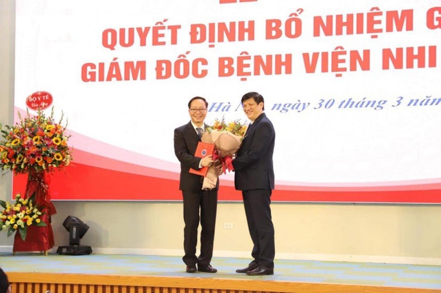GS.TS Nguyễn Thanh Long, Bộ trưởng Bộ Y tế chúc mừng PGS.TS Trần Minh Điển được tín nhiệm bầu làm Giám đốc bệnh viện.