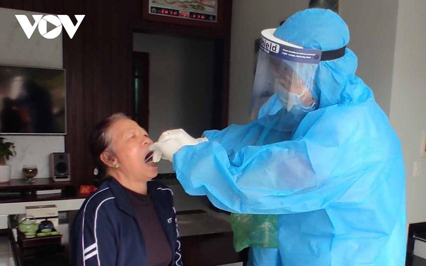 Người dân trong khu phong tỏa tại thôn Việt Tiến 1, xã Đại Hợp, huyện Kiến Thụy, Hải Phòng, một trong các địa điểm phong tỏa liên quan đến 2 bệnh nhân 2582 và 2586, được lấy mẫu xét nghiệm SARS-CoV-2.