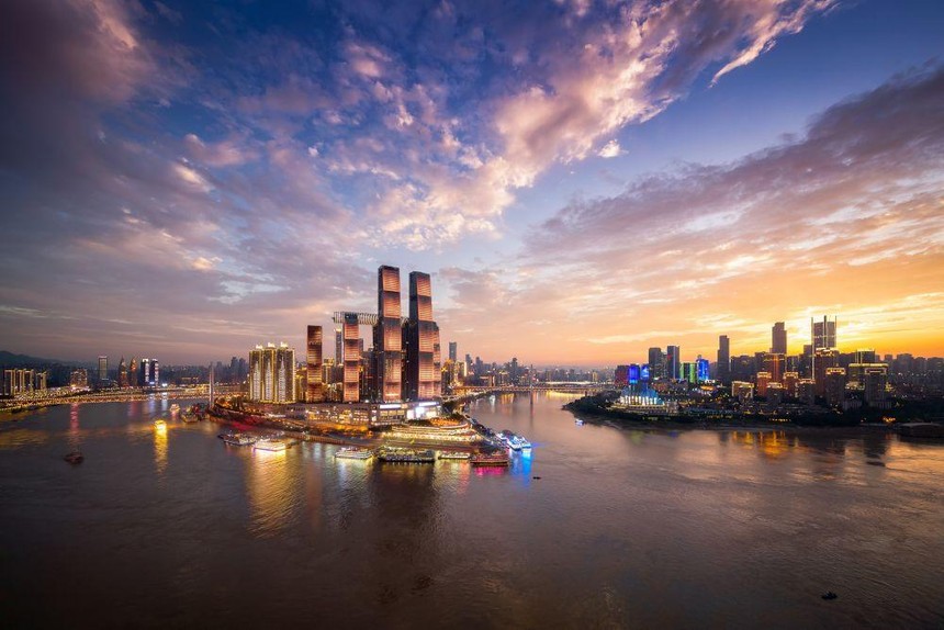 Raffles City Chongqing là dự án lớn nhất của CapitaLand ở Trung Quốc và sở hữu khoản đầu tư lẻ cao nhất của bất kỳ công ty Singapore nào tại quốc gia này. Dự án đã đạt được chứng nhận LEED Gold khi ứng dụng thành công nhiều giải pháp xây dựng bền vững.
