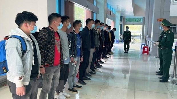 Các công dân Trung Quốc nhập cảnh trái phép bị tạm giữ tại Đồn biên phòng cửa khẩu Trà Lĩnh, huyện Trùng Khánh, tỉnh Cao Bằng. (Ảnh: TTXVN phát).