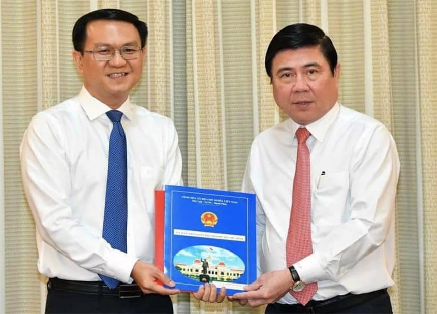 Ông Lâm Đình Thắng (trái) nhận quyết định.