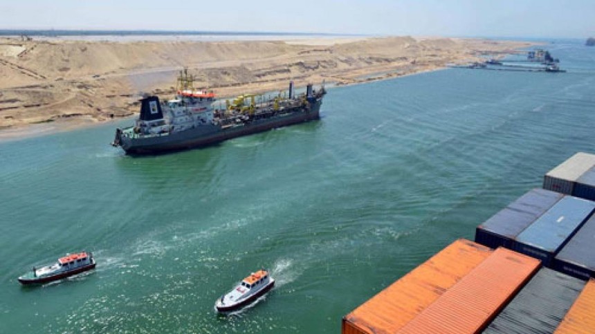 Các tàu chở hàng từ châu Âu sang châu Á có thể rút ngắn hành trình nhờ di chuyển qua kênh đào Suez. (Ảnh: Reuters).