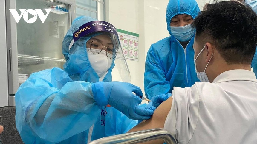 Những nhân viên y tế đầu tiên được tiêm vaccine ngừa Covid-19 tại Việt Nam.