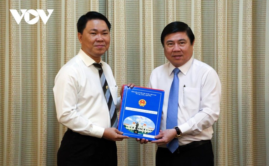 Chủ tịch UBND TPHCM Nguyễn Thành Phong (phải) trao quyết định cho ông Trần Hoàng Quân.