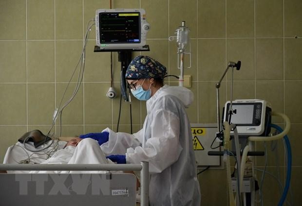 Nhân viên y tế điều trị cho bệnh nhân COVID-19 tại bệnh viện ở Lviv, Ukraine. (Ảnh: AFP/TTXVN).