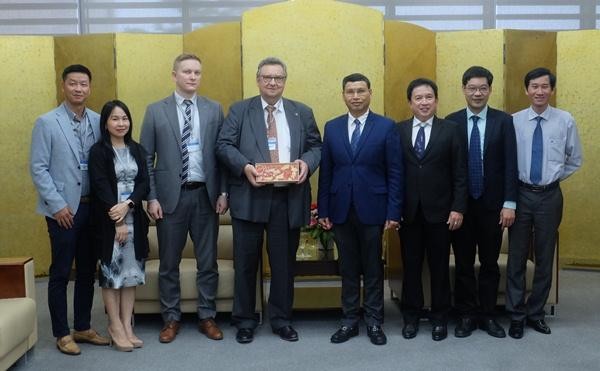 Phó Chủ tịch UBND thành phố Đà Nẵng Hồ Kỳ Minh (thứ tư từ phải sang) tặng quà lưu niệm cho Ngài Đại sứ Phần Lan Kari Kahiluoto.