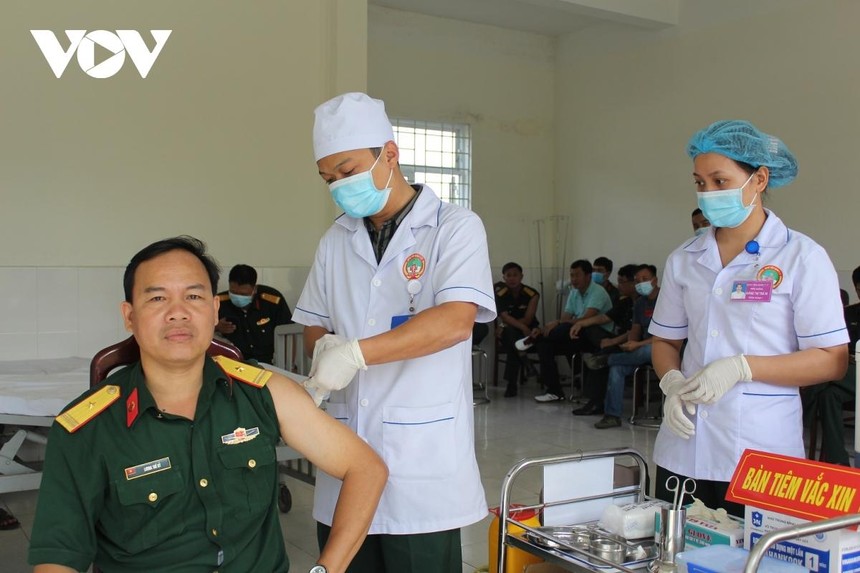 Tiêm vaccine phòng Covid-19 (đợt 1) cho 60 cán bộ, chiến sĩ lực lượng vũ trang tỉnh Quảng Nam.