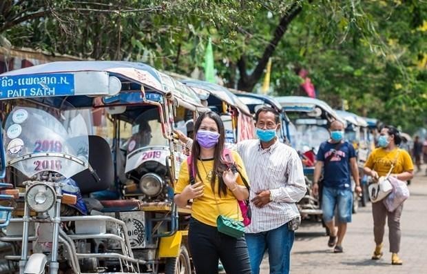 Người dân đeo khẩu trang phòng lây nhiễm COVID-19 tại Vientiane, Lào. (Ảnh: THX/TTXVN).