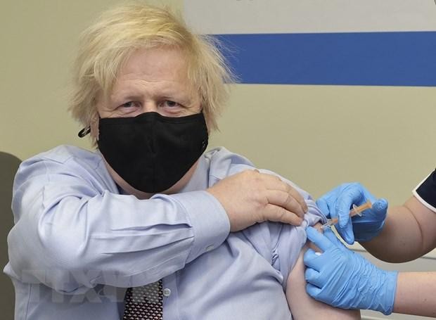 Nhân viên y tế tiêm vaccine ngừa COVID-19 cho Thủ tướng Anh Boris Johnson tại bệnh viện ở London, ngày 19/3/2021. (Ảnh: THX/TTXVN).