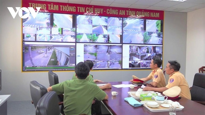 Giám sát phương tiện tham gia giao thông tại Trung tâm thông tin Công an tỉnh Quảng Nam.