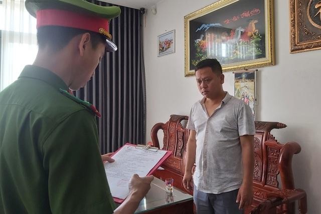 Công an Đà Nẵng đọc quyết định bắt tạm giam Nguyễn Lâm Xinh.