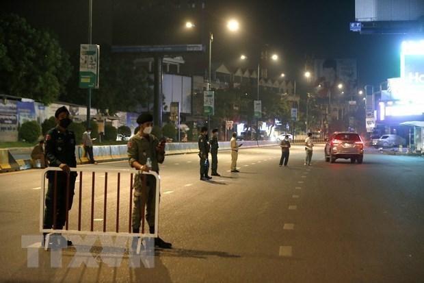 Cảnh sát gác trên đường phố tại Phnom Penh, Campuchia. (Ảnh: THX/TTXVN).