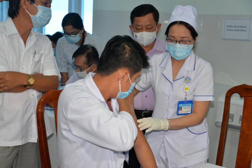 Cán bộ y tế Bệnh viện đa khoa tỉnh Vĩnh Long được tiêm đầu tiên sáng 20/4.