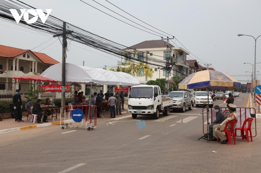 Một chốt kiểm tra người ra vào thủ đô Vientiane để phòng chống dịch.