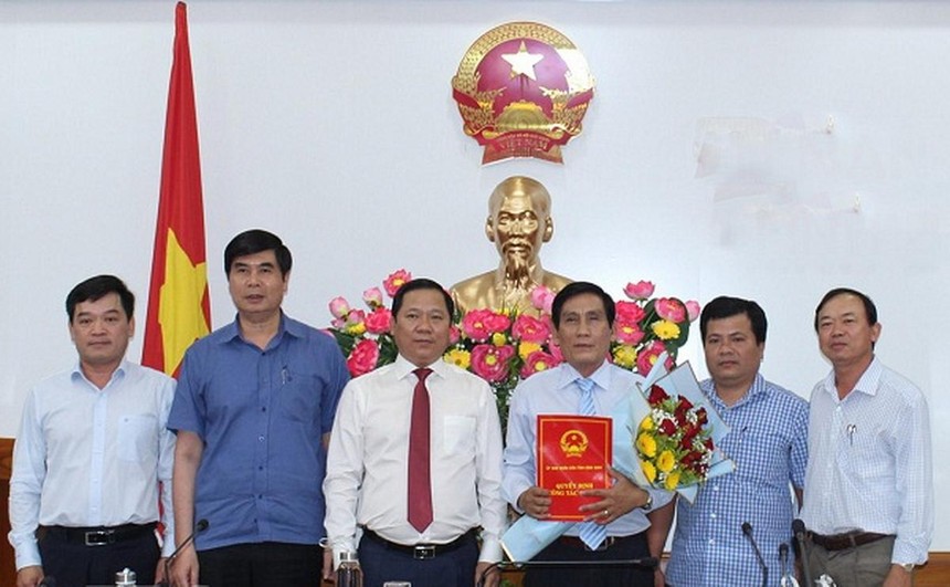 Ông Nguyễn Phi Long- Chủ tịch UBND tỉnh Bình Định (áo trắng đứng giữa) trao quyết định cho ông Trần Thanh Dũng.