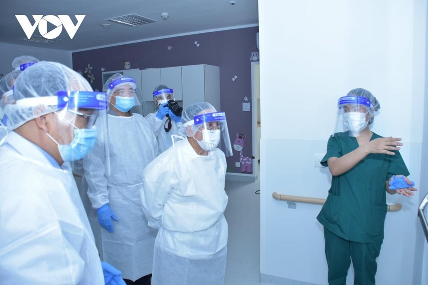 Thủ tướng Lào Phankham Viphavanh đi kiểm tra công tác điều trị bệnh nhân Covid-19 tại Bệnh viện Mittaphap.
