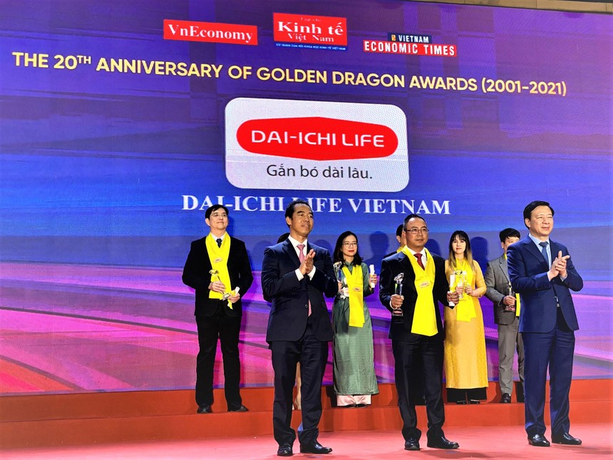 Ông Trần Thanh Tú – Phó tổng giám đốc Pháp lý, Pháp chế và Đối ngoại Dai-ichi Life Việt Nam, nhận Cup vinh danh tại chương trình Rồng Vàng ngày 26/4/2021.