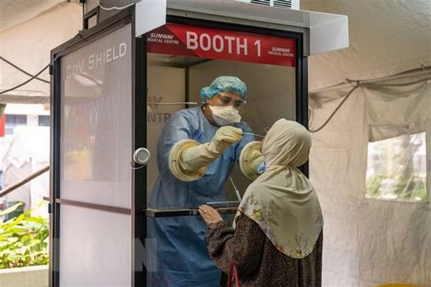 Nhân viên y tế lấy mẫu xét nghiệm COVID-19 cho người dân tại Kuala Lumpur, Malaysia. (Ảnh: THX/TTXVN).